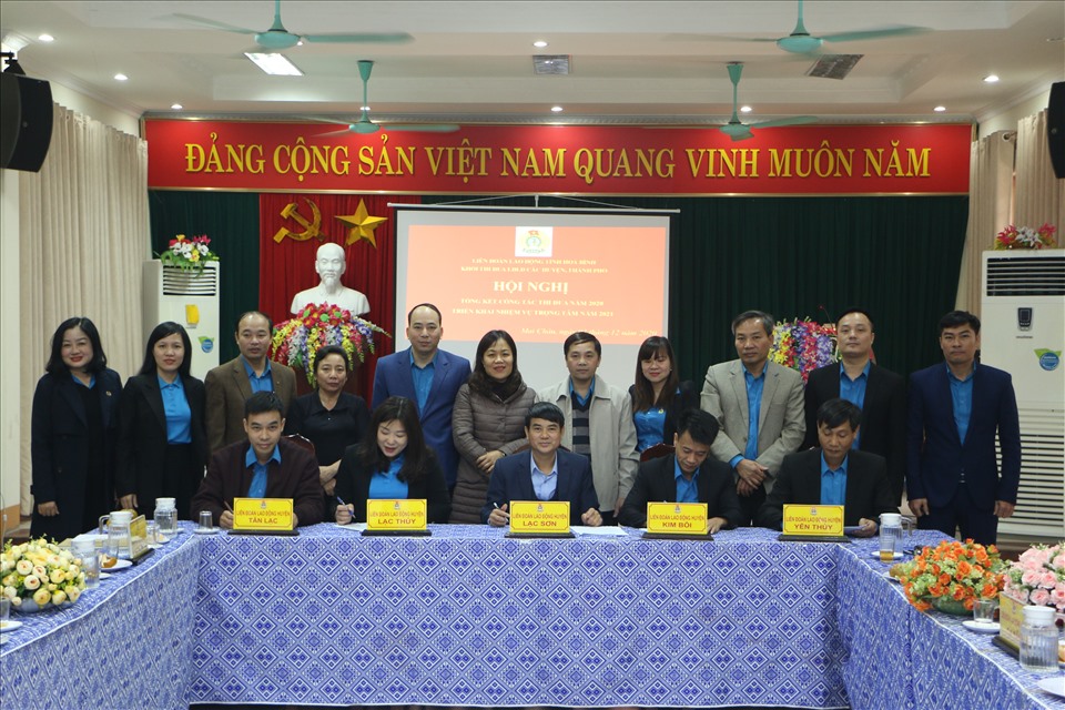 Khối thi đua LĐLĐ các huyện, thành phố tỉnh Hoà Bình ký giao ước thi đua. Ảnh: Mạnh Cường.
