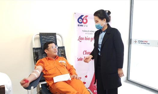 Bà Nguyễn Thị Diệu Thúy - Phó Chủ tịch Công đoàn Công ty Điện lực Quảng Trị động viên công nhân tham gia hiến máu. Ảnh: Minh Thành.