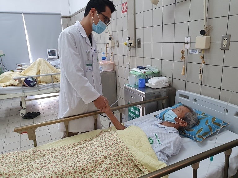 BS thăm hỏi bệnh nhân sau phẫu thuật. Ảnh: BVCC