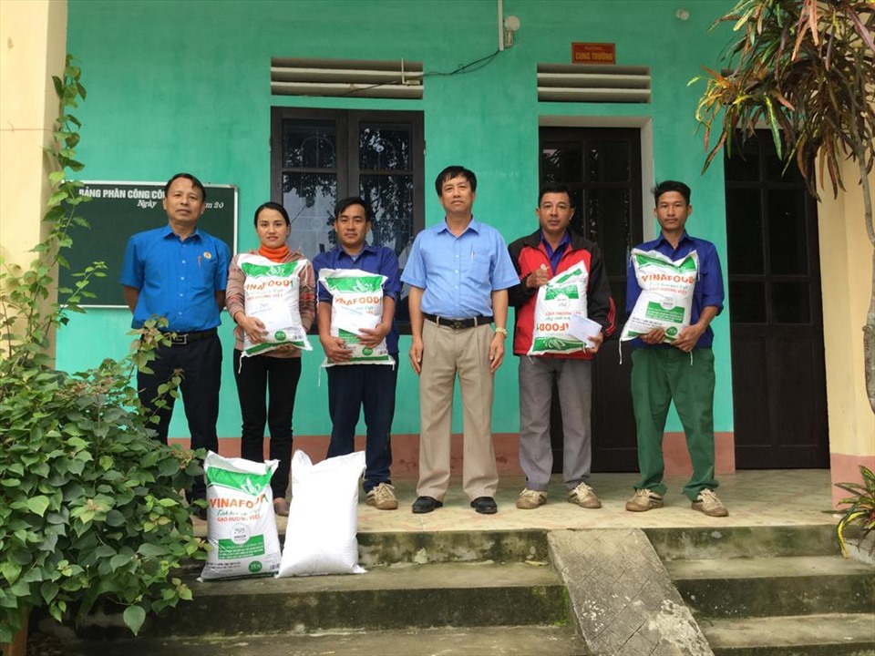 Ông  Lê Ngọc Sáng- Chủ tịch Công đoàn Công ty (thứ nhất bên trái ảnh) -  trao hỗ trợ cho công nhân viên chức lao động bị thiệt hại do lũ lụt gây ra. Ảnh: CĐ CTY