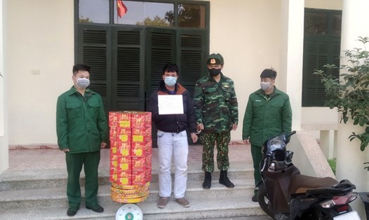 Đối tượng Hậu bị bắt giữ cùng hơn 50kg pháo nhập lậu từ Trung Quốc. Ảnh: Hữu Việt