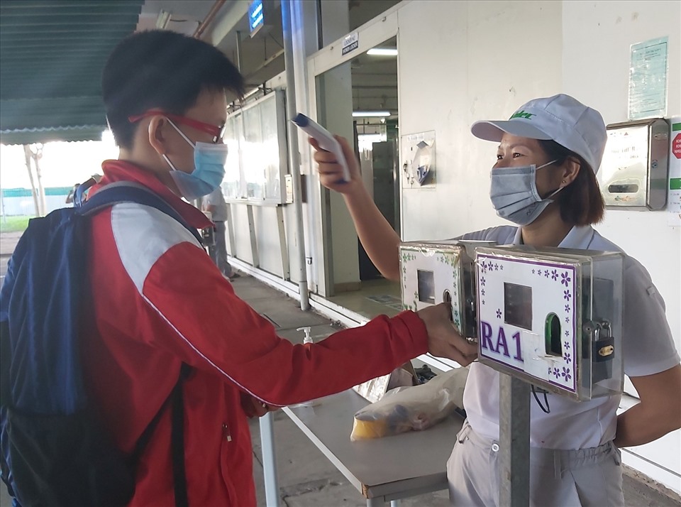 NLĐ Công ty Nidec Việt Nam (Khu công nghệ cao, Quận 9, TPHCM) được đo thân nhiệt trước khi vào công ty làm việc. Ảnh Đức Long