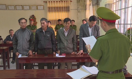 Công an tỉnh Đắk Lắk đọc lệnh bắt giam các cán bộ Công ty Lâm nghiệp Ea Kar. Ảnh: T.X