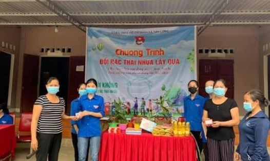 Đoàn thanh niên xã Tân Long (Tân Kỳ-Nghệ An) triển khai chương trình "đổi rác lấy quà" để bảo vệ môi trường. Ảnh: Cẩm Tú