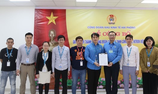 Đại diện lãnh đạo Công đoàn KKT Hải Phòng chúc mừng ban chấp hành công đoàn cơ sở Công ty Hitron Việt Nam. Ảnh Duy Lân