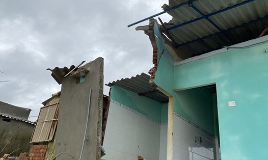 Hàng chục căn nhà ở Quảng Ngãi bị sóng biển đánh sập. Ảnh: Thanh Chung