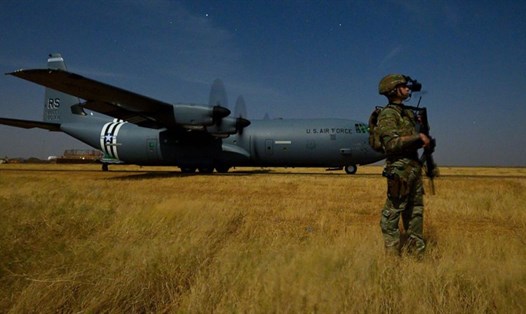 Binh sĩ Mỹ đảm bảo an ninh trong quá trình dỡ hàng và xếp hàng ở Somalia tháng 2.2020. Tổng thống Trump vừa lệnh rút hầu hết binh sĩ Mỹ khỏi Somalia vào đầu năm 2021. Ảnh: Combined Joint Task Force.