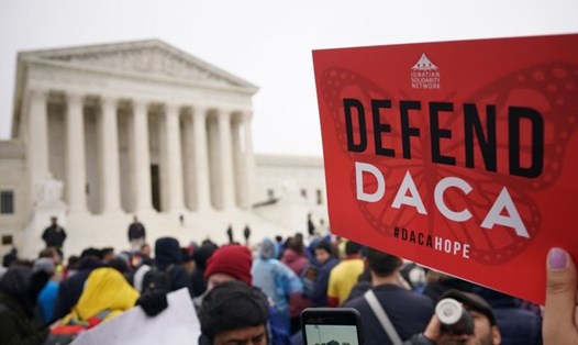 Các nhà hoạt động vì quyền nhập cư tham gia một cuộc biểu tình trước Tòa án Tối cao Mỹ ở Washington, DC, vào tháng 12.2019. Tòa án vừa ra lệnh chính quyền Tổng thống Donald Trump nhận đơn mới theo chương trình DACA. Ảnh: AFP.