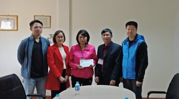 Đại diện LĐLĐ huyện Phú Lương và Công ty trao quà động viên chị Tươi. Ảnh: Kim Oanh