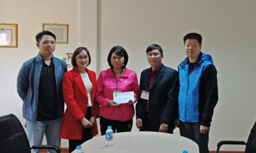 Đại diện LĐLĐ huyện Phú Lương và Công ty trao quà động viên chị Tươi. Ảnh: Kim Oanh
