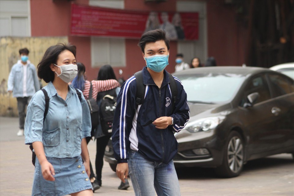 Học sinh Hà Nội được yêu cầu đeo khẩu trang từ nhà đến trường và từ trường về nhà. Ảnh minh họa: LĐO Học sinh Hà Nội được yêu cầu đeo khẩu trang từ nhà đến trường và từ trường về nhà. Ảnh minh họa: LĐO