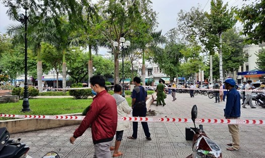 Lực lượng chức năng có mặt khám nghiệm hiện trường sự việc người đàn ông tử vong ở công viên Võ Văn Ký, Nha Trang, Khánh Hòa. Ảnh: Lưu Hoàng