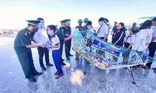 Mô hình “cá biển xin rác, tiếp bước em đến trường” ở huyện đảo Phú Quốc (Kiên Giang) được hưởng ứng nhiệt tình. Ảnh: PV