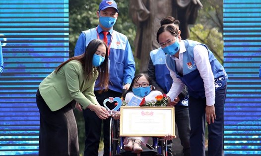 Cô giáo xương thuỷ tinh Nguyễn Thị Ngọc Tâm nhận giải thưởng Tình nguyện Quốc gia 2020. Ảnh Hải Lâm