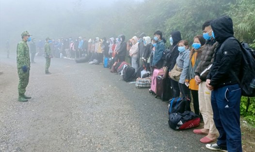 40 công dân nhập cảnh trái phép bị chốt liên ngành số 4 bắt giữ lúc 6h30 ngày 5.12 tại khu vực mốc 457. Ảnh: Nguyễn Xuân Cháng.
