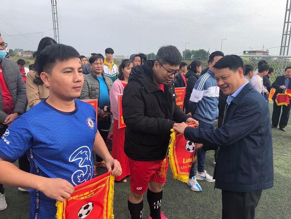 Đồng chí Phạm Việt Dũng - Phó Chủ tịch phụ trách LĐLĐ tỉnh Thái Nguyên tặng cờ lưu niệm cho các đội bóng. Ảnh: LĐTN