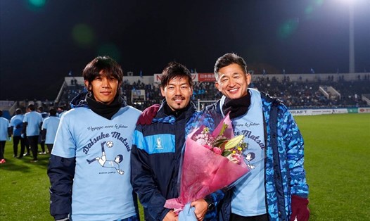 Nakamura (trái) và Kazu Miura (phải) mặc áo tôn vinh Daisuke Matsui trong trận đấu chia tay tiền vệ này, trước khi anh chuyển đến khoác áo CLB Sài Gòn. Ảnh: Yokohama FC.