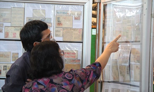 Có 151 khung tiêu chuẩn, 35 bộ sưu tập tem được trưng bày trong Triển lãm Tem bưu chính khu vực Nam Bộ 2020. Ảnh: Chân Phúc