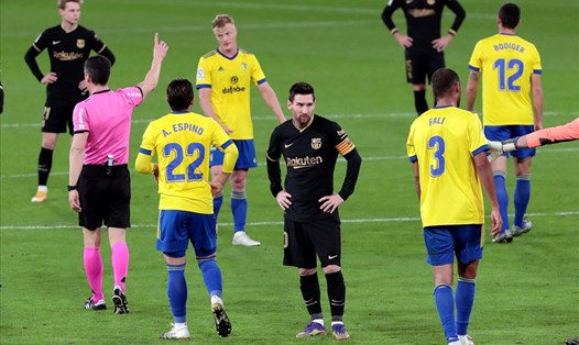 Có Lionel Messi và nhiều hảo thủ nhưng Barca không thể có điểm trước Cadiz. Ảnh: AFP