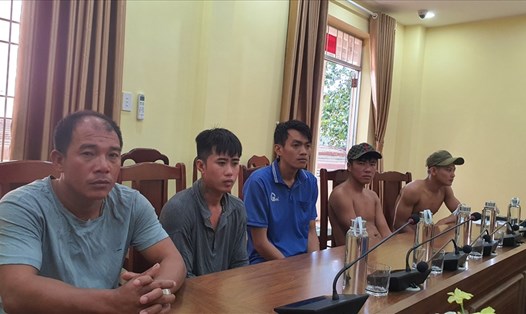 5 ngư dân trên tàu cá bị chìm trên Vịnh Nha Trang vừa được đưa về bờ an toàn. Ảnh: Phương Linh