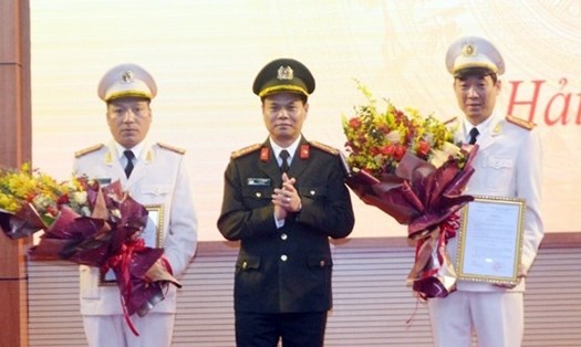 Giám đốc Công an tỉnh Hải Dương Lê Ngọc Châu chúc mừng hai tân Phó Giám đốc được bổ nhiệm. Ảnh: N.Hoàn.