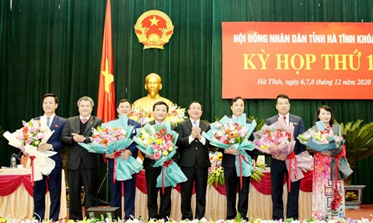 Ông Lê Ngọc Châu (thứ 3 từ trái qua) cùng các cá nhân khác nhận hoa chúc mừng sau khi được bầu vào nhiệm vụ mới. Ảnh: HĐND.