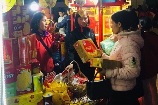Công nhân lao động chọn mua đồ tại Chương trình "Gian hàng cho công nhân lao động" của tỉnh Bắc Giang vào năm 2019. Ảnh: Bảo Hân.