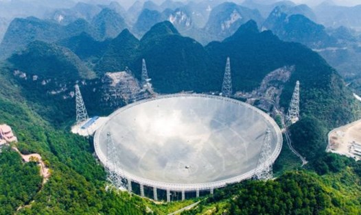 Kính thiên văn vô tuyến hình cầu khẩu độ 500 m của Trung Quốc. Ảnh: Tân Hoa Xã