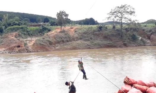 UBND tỉnh Kon Tum yêu cầu sớm xây cầu để người dân không đu dây qua sông Pô Kô. Ảnh: THANH TUẤN