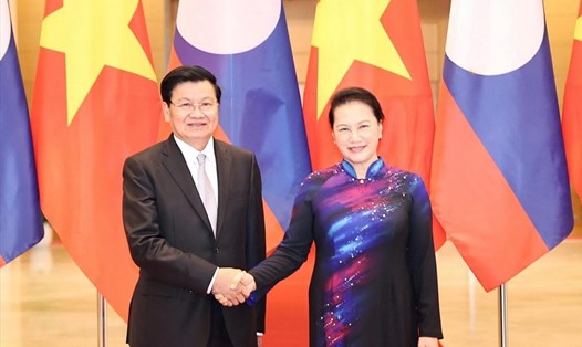Chủ tịch Quốc hội Nguyễn Thị Kim Ngân hội kiến Thủ tướng Lào Thongloun Sisoulith. Ảnh: TTXVN.