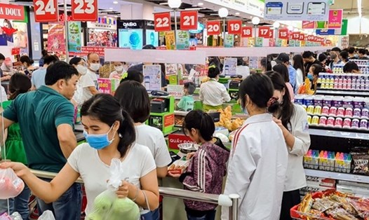 Các doanh nghiệp, siêu thị đã chủ động nguồn hàng phục vụ người dân sắm Tết. Ảnh: Vũ Long