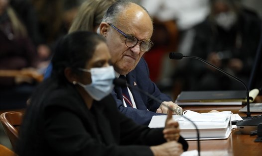 Luật sư của Tổng thống Donald Trump Rudy Giuliani hỏi một nhân viên bầu cử Detroit trước Ủy ban Giám sát Hạ viện Michigan ở Lansing, Michigan.  Các luật sư của tổng thống, dẫn đầu là luật sư Rudy Giuliani, đã đưa ra nhiều cáo buộc gian lận bầu cử. Ảnh: AFP.