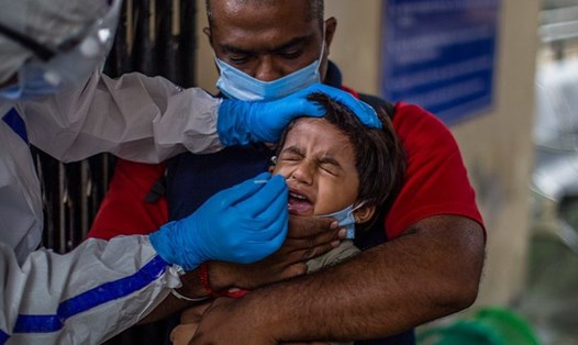 Hàng trăm người, trong đó có trẻ em, mắc bệnh lạ ở Ấn Độ. Ảnh: Getty Images