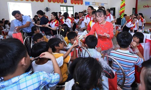 Bà Nguyễn Thị Phương Thảo dành mối quan tâm đặc biệt tới các trẻ em chịu thiệt thòi trong cuộc sống. Ảnh: Hữu Tài.