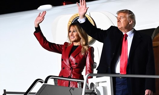Tổng thống Mỹ Donald Trump và Đệ nhất phu nhân Melania Trump lên chuyên cơ Air Force One sau sự kiện vận động ủng hộ các ứng viên Cộng hòa trong cuộc đua vào Thượng viện tại sân bay ở Valdosta, Georgia, hôm 5.12. Ảnh: AFP.