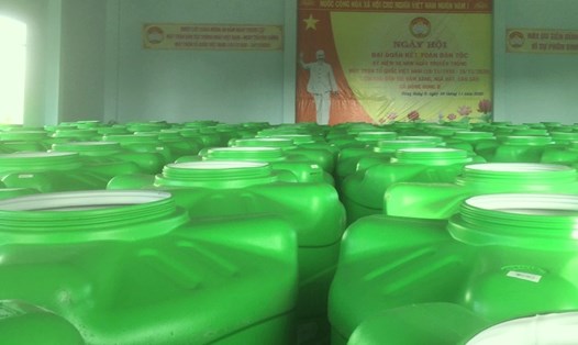 Những chiếc bồn nhựa chứa nước là giải pháp giúp cho bà con tỉnh Kiên Giang giảm bớt khó khăn do tình trạng hạn, mặn diễn ra. Ảnh: PV