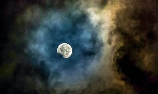Mặt trăng có thể hình thành do kết quả sự va chạm của trái đất với hành tinh giả định Theia. Ảnh: AFP