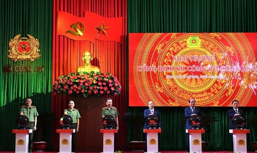Thủ tướng Nguyễn Xuân Phúc tham dự Hội nghị và cùng bấm nút khai trương Cổng dịch vụ công Bộ Công an. Ảnh: Bộ Công an.