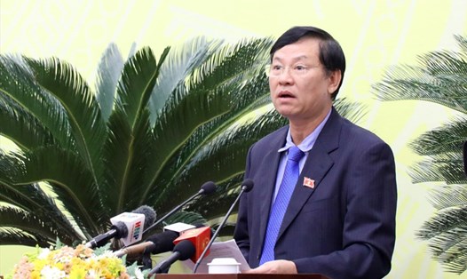 Chánh án Tòa án nhân dân thành phố Hà Nội Nguyễn Hữu Chính trình bày báo cáo tại kỳ họp. Ảnh: Viết Thành