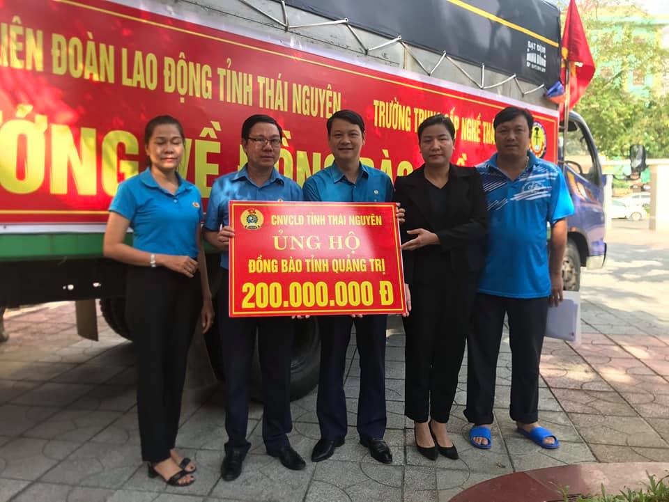 Lãnh đạo LĐLĐ tỉnh Thái Nguyên trao ủng hộ cho đồng bào tỉnh Quảng Trị. Ảnh: LĐTN