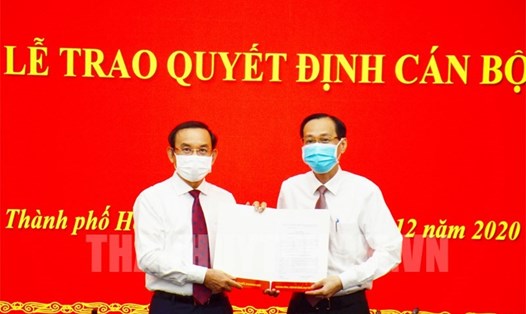 Bí thư Thành ủy TPHCM Nguyễn Văn Nên (trái) trao quyết định cho ông Lê Thanh Liêm.   Ảnh: Long Hồ