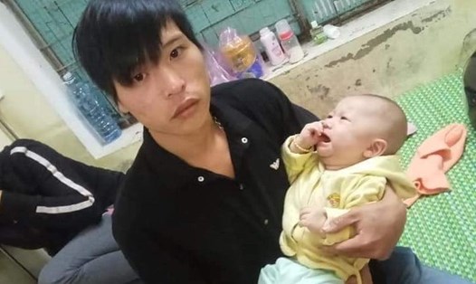 Không có việc làm, bố của bé Bùi Văn Tuấn đang gặp rất nhiều khó khăn trong việc nuôi và chữa bệnh cho con. Ảnh: Phước Tây