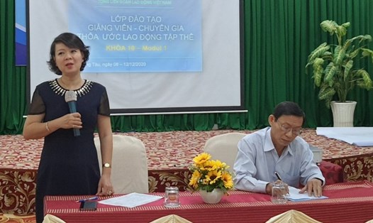Bà Trần Thị Thanh Hà phát biểu khai mạc lớp học. Ảnh Nam Dương