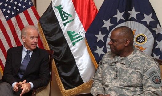 Phó Tổng thống Joe Biden gặp tướng Lloyd Austin, Tư lệnh Lực lượng Mỹ - Iraq trong chuyến thăm bất ngờ tới Baghdad vào ngày 29.11.2011. Ảnh: AFP