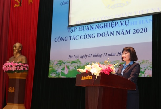 Bà Nguyễn Giang Tuệ Minh - Phó Chủ tịch Thường trực Công đoàn Viên chức Việt Nam phát biểu chỉ đạo và phổ biến những điểm mới của Điều lệ Công đoàn Việt Nam (khóa XII). Ảnh: Huy Toản