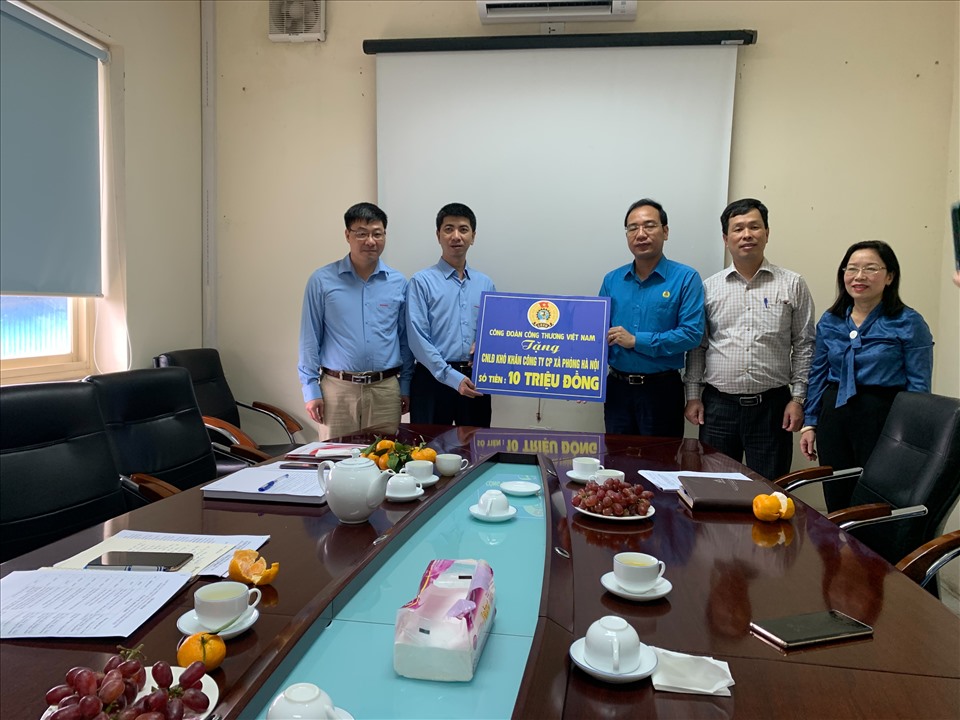 Ông Trần Quang Huy - Uỷ viên Đoàn Chủ tịch Tổng LĐLĐVN, Chủ tịch Công đoàn Công thương Việt Nam (thứ 3 từ phải sang) trao hỗ trợ cho đại diện người lao động. Ảnh: CĐCT