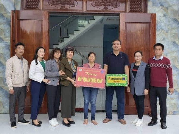 Đại diện Công đoàn Dầu khí Việt Nam và Công đoàn Công ty Công nghiệp Tàu thủy Dung Quất trao nhà Mái ấm Công đoàn cho ông Trần Văn Dục. Ảnh: CĐ DKVN