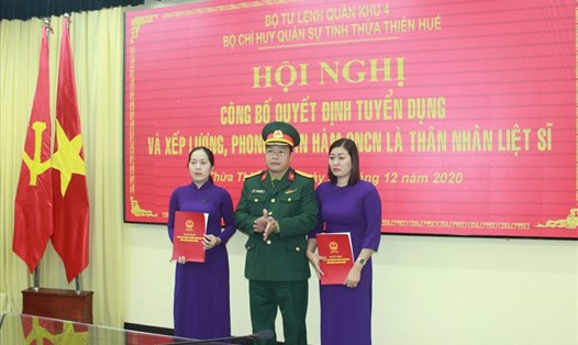 Bộ chỉ huy quân sự tỉnh Thừa Thiên Huế công bố quyết định tuyển dụng và xếp lương, phong quân hàm cho vợ của hai liệt sĩ hy sinh khi tham gia cứu hộ cứu nạn tại thủy điện Rào Trăng 3. Ảnh: TT.