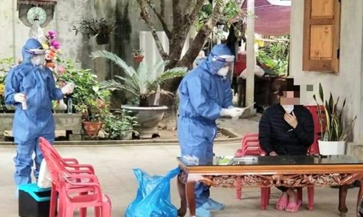 Trung tâm CDC Quảng Bình kiểm tra sức khỏe và đưa bệnh nhân N từ Minh Hóa về điều trị tại BV Hữu nghị Việt Nam - Cu Ba Đồng Hới. Ảnh: CTV