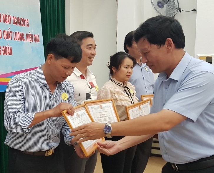 Ông Trương Hồng Sơn, Chủ nhiệm Ủy ban Kiểm tra LĐLĐ TPHCM, trao Giấy khen cho các công đoàn cơ sở làm tốt công tác kiểm tra công đoàn. Ảnh Đức Long